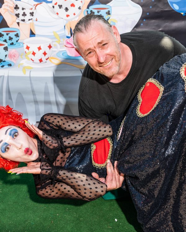 Alice und die Katze im Wunderland