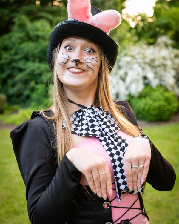 Alice und die Katze im Wunderland