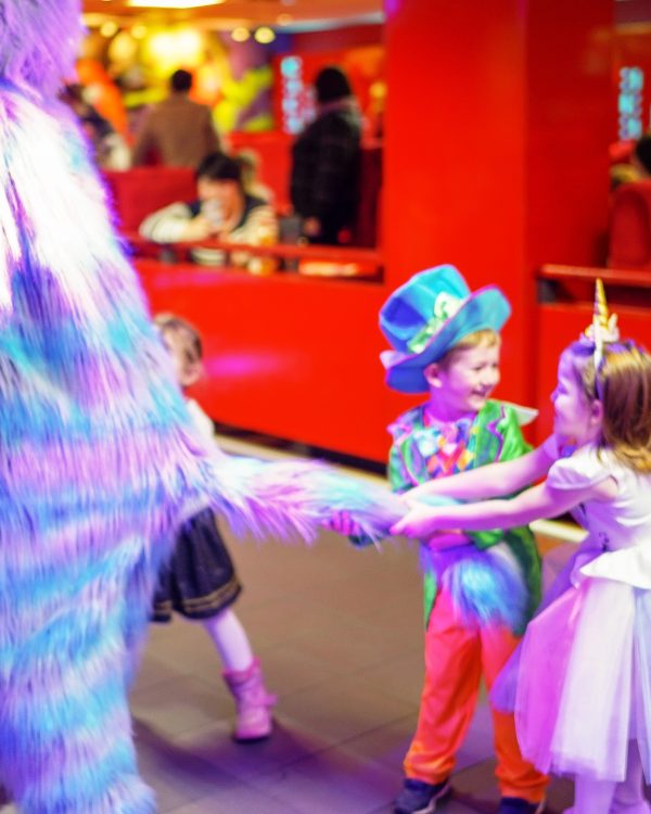 Alice und die Katze im Wunderland