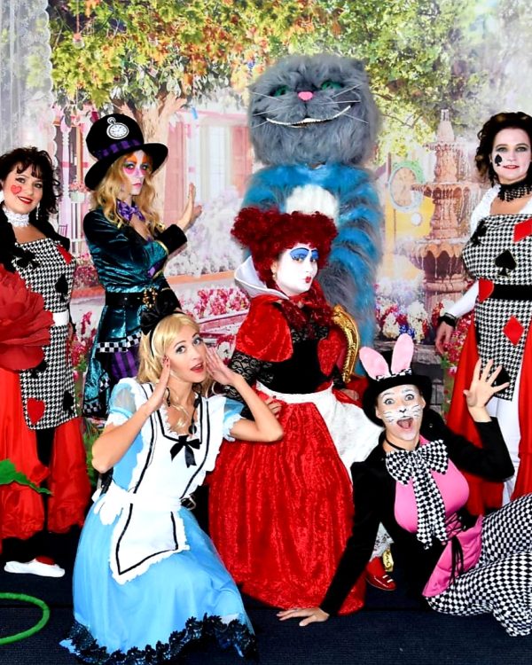 Alice und die Katze im Wunderland