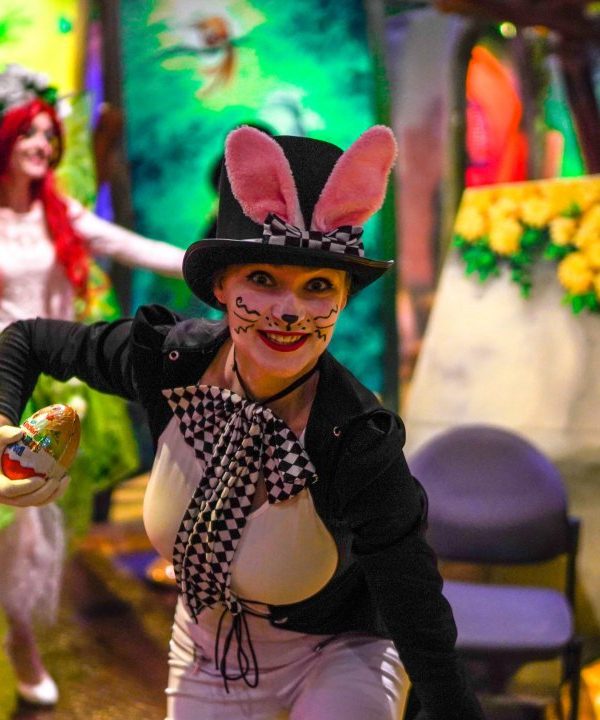 Alice und die Katze im Wunderland