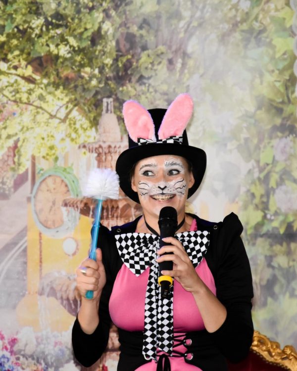 Alice und die Katze im Wunderland