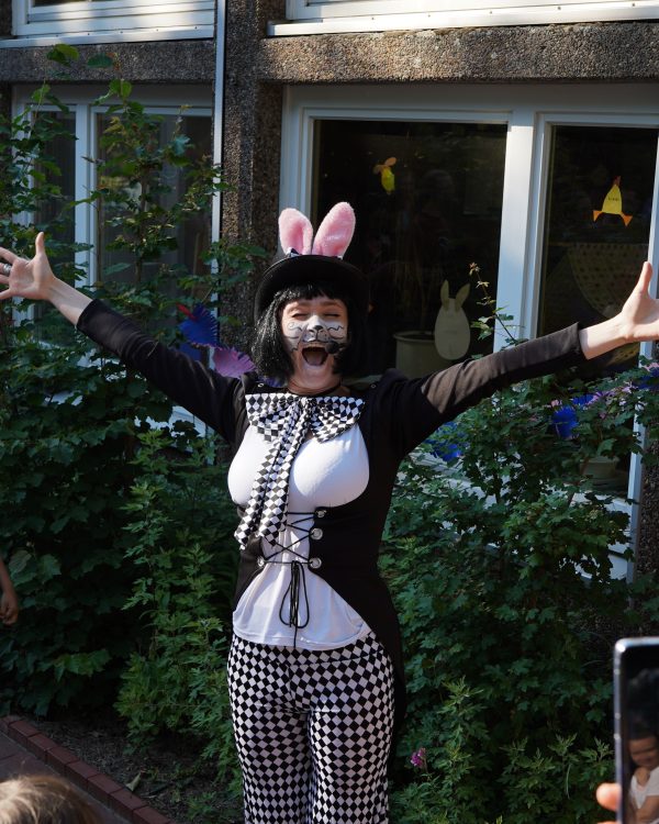 Alice und die Katze im Wunderland