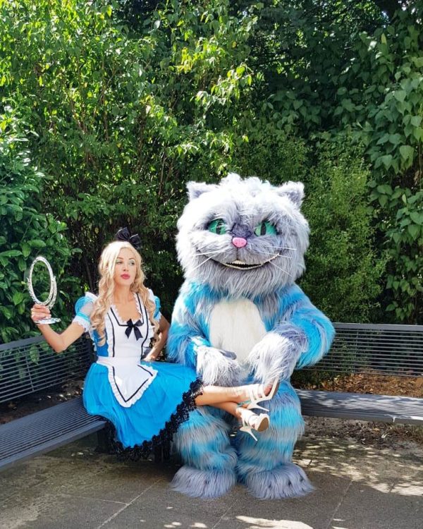 Alice und die Katze im Wunderland