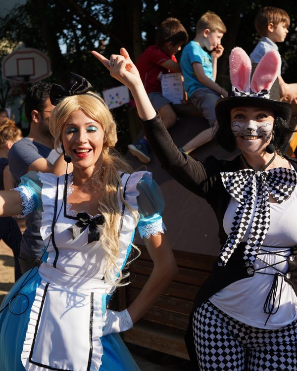 Alice und die Katze im Wunderland
