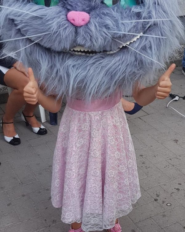 Alice und die Katze im Wunderland