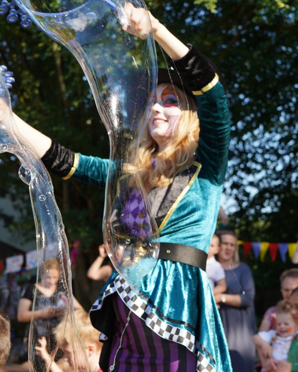 Alice und die Katze im Wunderland