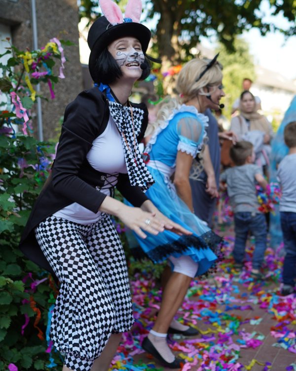 Alice und die Katze im Wunderland